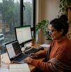 Persona haciendo home office por mal clima y lluvias