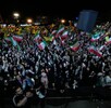 Manifestantes ondean banderas iraníes y del grupo político y militar libanés Hezbollah durante una reunión del progobierno en la plaza de la Revolución Islámica