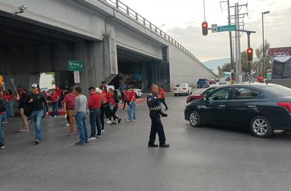 Caos vial en Saltillo por manifestación de las secciones 5 y 38 del SNTE. Sigue en vivo el mapa del bloqueo en Periférico Luis Echeverría y rutas alternas.