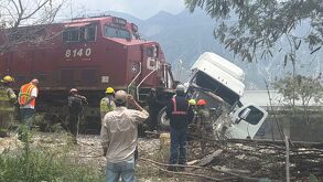 Tren impactado contra tráiler