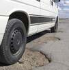 Auto pasando por baches en las calles de CdMx