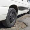 Auto pasando por baches en las calles de CdMx
