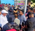 Personas hablando con policías durante un intento de linchamiento.