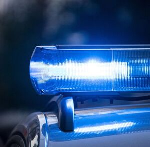 Torretas encendidas de una patrulla de policía en la noche.