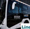 Vista lateral de una unidad del autobús de la Línea 5 de Mi Macro Aeropuerto en Guadalajara al lado de una estación
