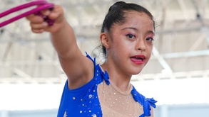 una gimnasta rítmica con síndrome de down entrenando