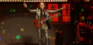 El Buki cantando en Monterrey.