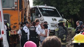 policías, bomberos y paramédicos atienden a personas heridas por el choque entre un tren y un microbús en puebla