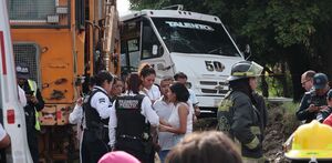 policías, bomberos y paramédicos atienden a personas heridas por el choque entre un tren y un microbús en puebla