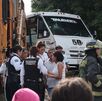policías, bomberos y paramédicos atienden a personas heridas por el choque entre un tren y un microbús en puebla