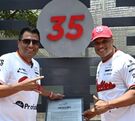 Miguel Ojeda y Robinson Canó durante la ceremonia de inmortalización del número 35 en los Diablos Rojos del México.