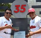 Miguel Ojeda y Robinson Canó durante la ceremonia de inmortalización del número 35 en los Diablos Rojos del México.