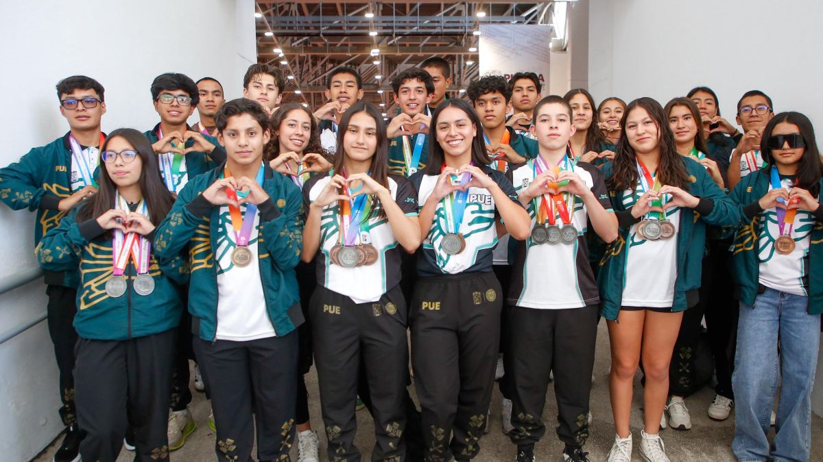 Atletas con su uniforme de la olimpiada nacional conade 2026 y sus medallas