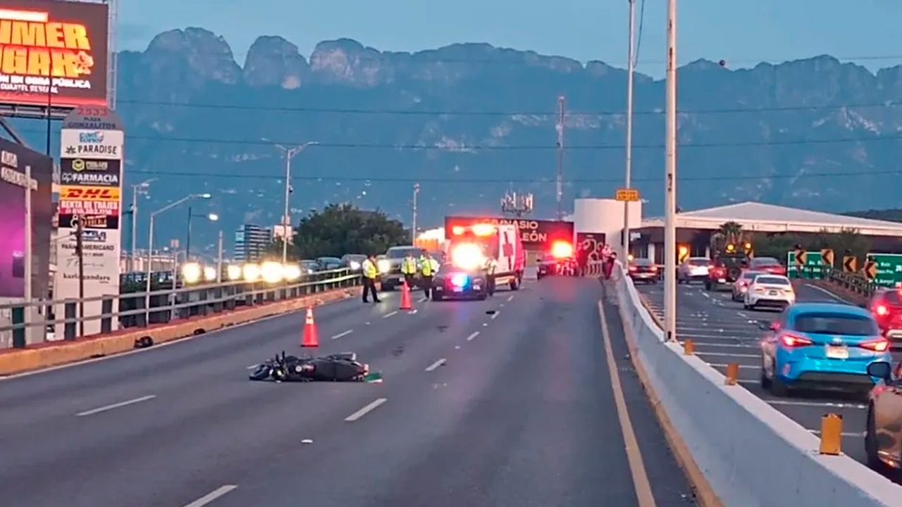 Un motociclista de entre 25 y 30 años murió tras impactarse contra el camellón central de la avenida Gonzalitos, en Monterrey.