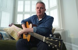 El músico Samuel Smith posa para una foto en su casa de Londres, el martes 12 de mayo de 2026.