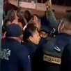 Policías intervienen en una riña.