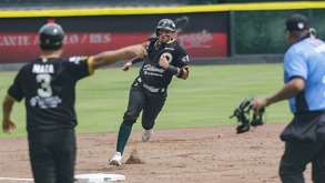 un jugador de beisbol del equipo pericos de puebla corre hacia la tercera base