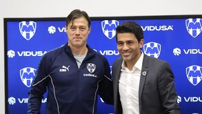 Matías Almeyda portando el escudo de Rayados.