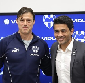 Matías Almeyda portando el escudo de Rayados.