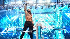 Roman Reigs levantando cinturón de campeonato de la WWE