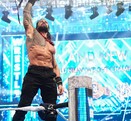 Roman Reigs levantando cinturón de campeonato de la WWE
