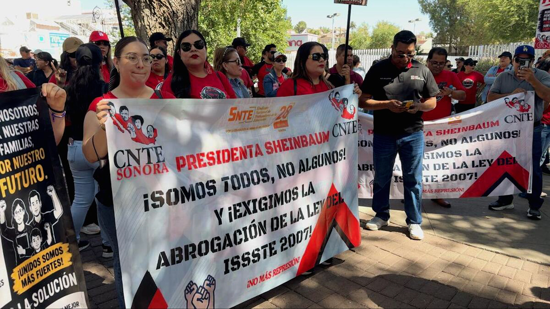 La Sección 9 de la CNTE instaló un campamento permanente sobre 20 de Noviembre. Amenazan el festival del Mundial si no derogan la Ley del ISSSTE.