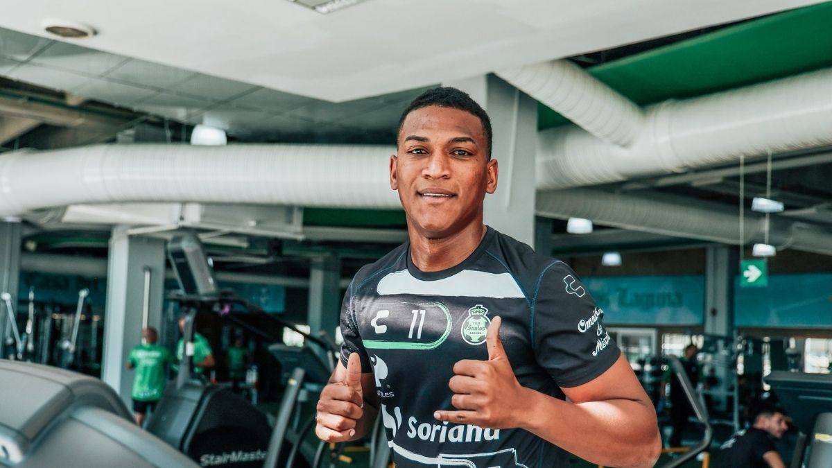 Carlos Gruezo trabajando con Santos