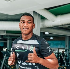 Carlos Gruezo trabajando con Santos