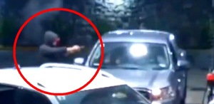 Hombre armado apunta contra el copiloto de un auto en una gasolinera.