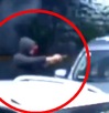 Hombre armado apunta contra el copiloto de un auto en una gasolinera.