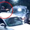 Hombre armado apunta contra el copiloto de un auto en una gasolinera.