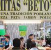 personas comiendo cemitas en el local de Semitas Beto en el mercado la acocota en puebla
