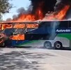 Camión de pasajeros envuelto en llamas en el interior bloqueando un tramo carretero en Zitácuaro, Michoacán