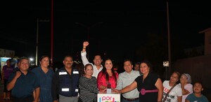 Vecinos de Las Agavias junto a Susy Torrecillas y funcionarios municipales a punto de hacer el encendido del bulevar José Rosas Aispuro.