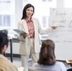 Mujer enseñando idioma