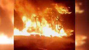 Vehículo tipo razer incendiándose y envuelto en llamas luego de sufrir una volcadura en calles de Tepatitlán durante la madrugada