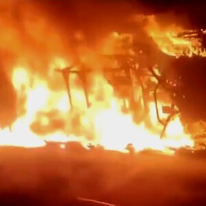 Vehículo tipo razer incendiándose y envuelto en llamas luego de sufrir una volcadura en calles de Tepatitlán durante la madrugada