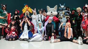 personas caracterizadas de personajes de cómics y personajes fantásticos en la presentación de ficómics 2026