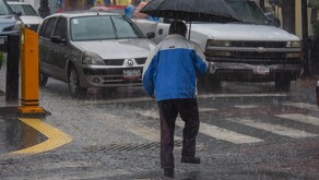 Para este jueves se prevén lluvias fuertes, por lo que se recomienda estar atentos a posibles encharcamientos o inundaciones.