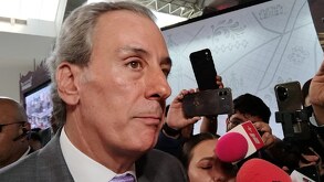 Hombre de edad adulta entrevistado por medios de comunicación.