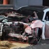 Automóvil color blanco con la puerta del conductor abierta y completamente destruido de la parte de enfrente tras un aparatoso choque