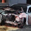 Automóvil color blanco con la puerta del conductor abierta y completamente destruido de la parte de enfrente tras un aparatoso choque