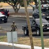 Policías del Estado de Colima, militares del ejército y grupo de personas en un área acordonada con una camioneta negra donde un hombre fue asesinado a balazos