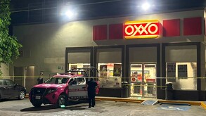 Una empleada resultó herida durante un asalto a una tienda de conveniencia en Montemorelos; dos personas fueron detenidas.