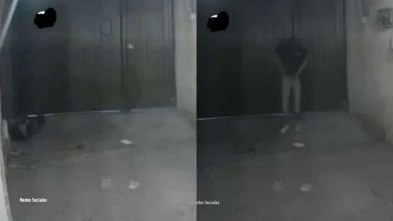Un presunto ladrón fue captado por cámaras de seguridad al salir de una coladera para ingresar a una vivienda en Naucalpan.