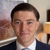 La difusión de un video donde policías esposan al agonizante Henry Nowak tras creer las mentiras de su asesino desata indignación global. Elon Musk intervendrá.