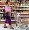 Mujer haciendo compras en supermercado