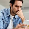 Personas consultando registro de número con CURP