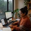 Persona haciendo home office por mal clima y lluvias