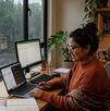 Persona haciendo home office por mal clima y lluvias